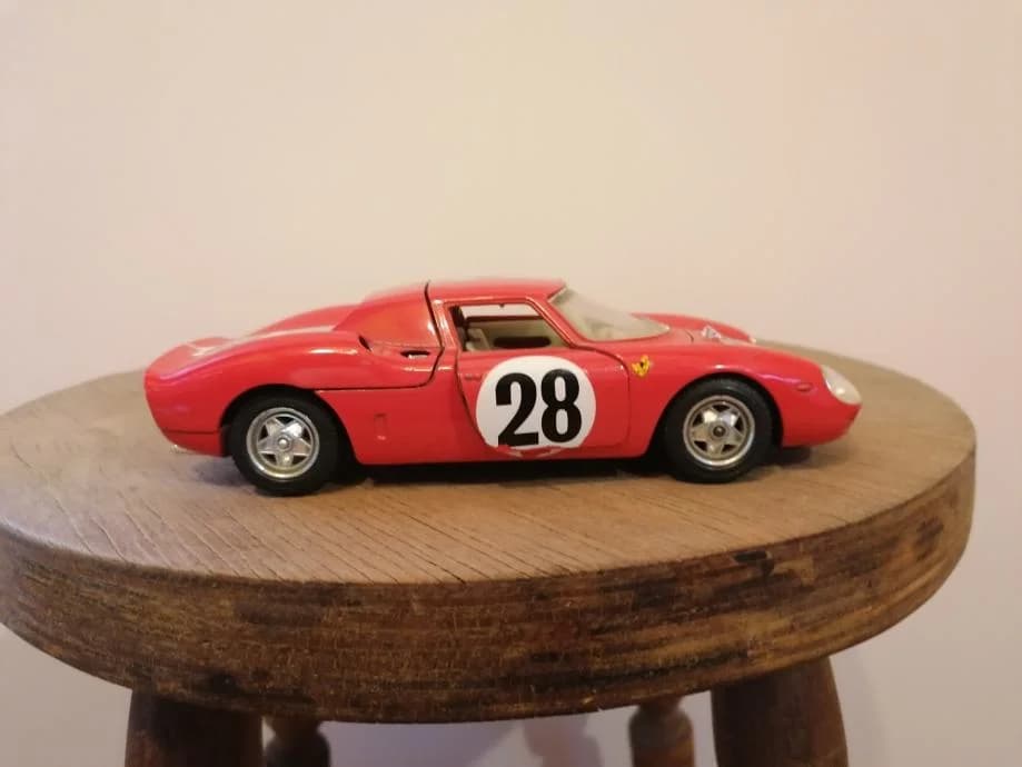 Burago Ferrari 250 LM kolekcionarski model 1:24