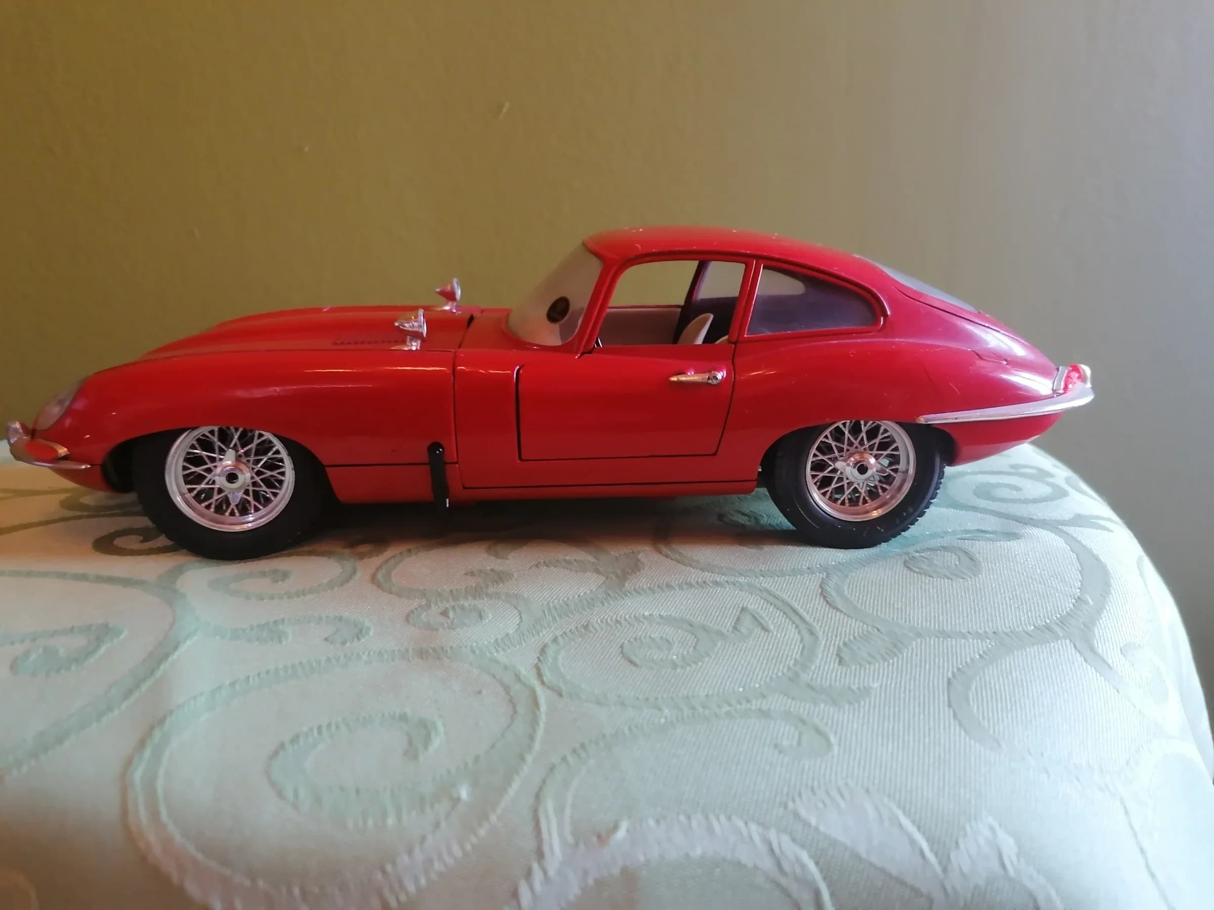 Jaguar E type 1961 - Burago - 1/18 - top stanje 3