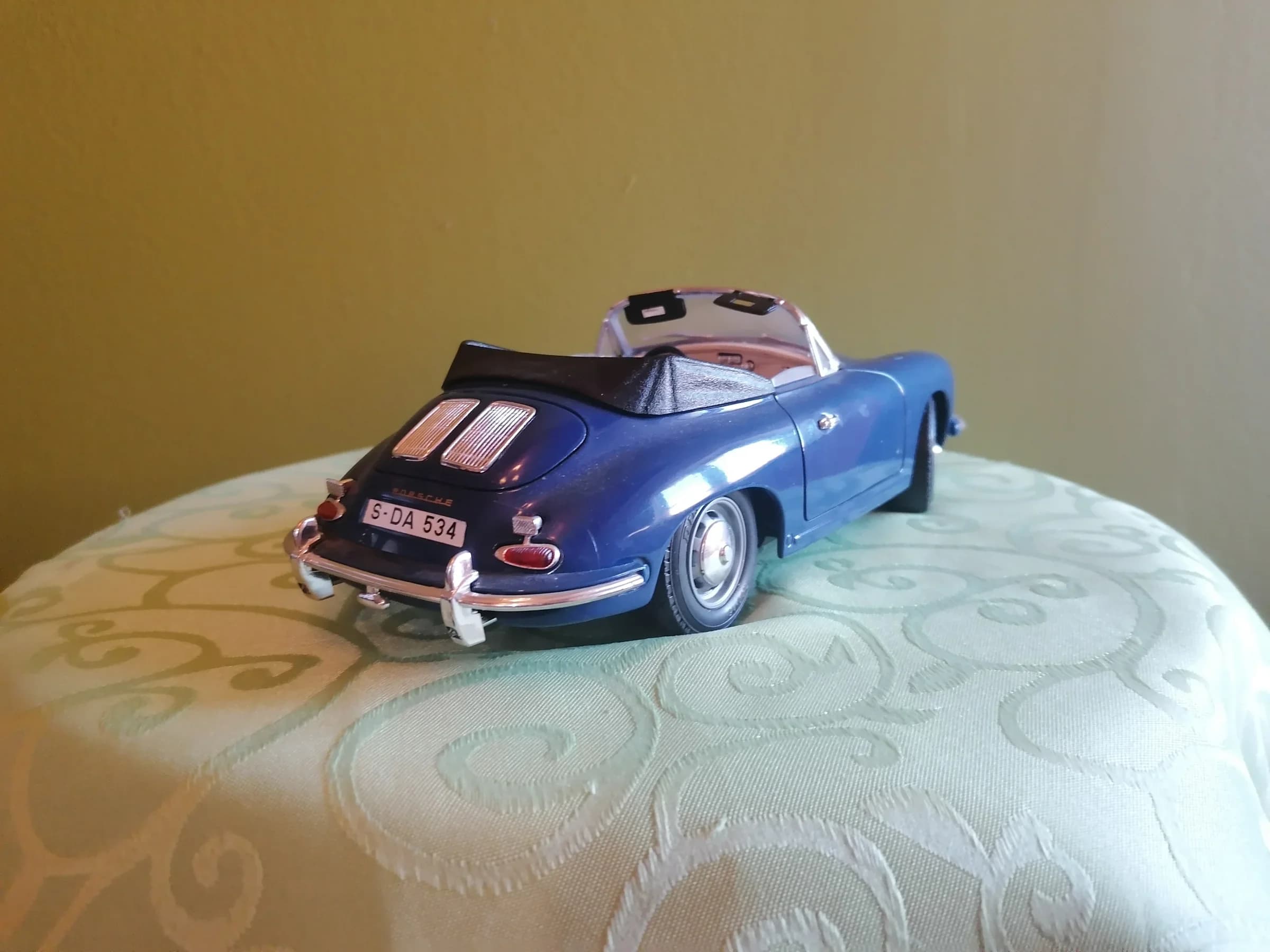 Porsche 356B- model 1961. godina - 1/18 - Burago 4
