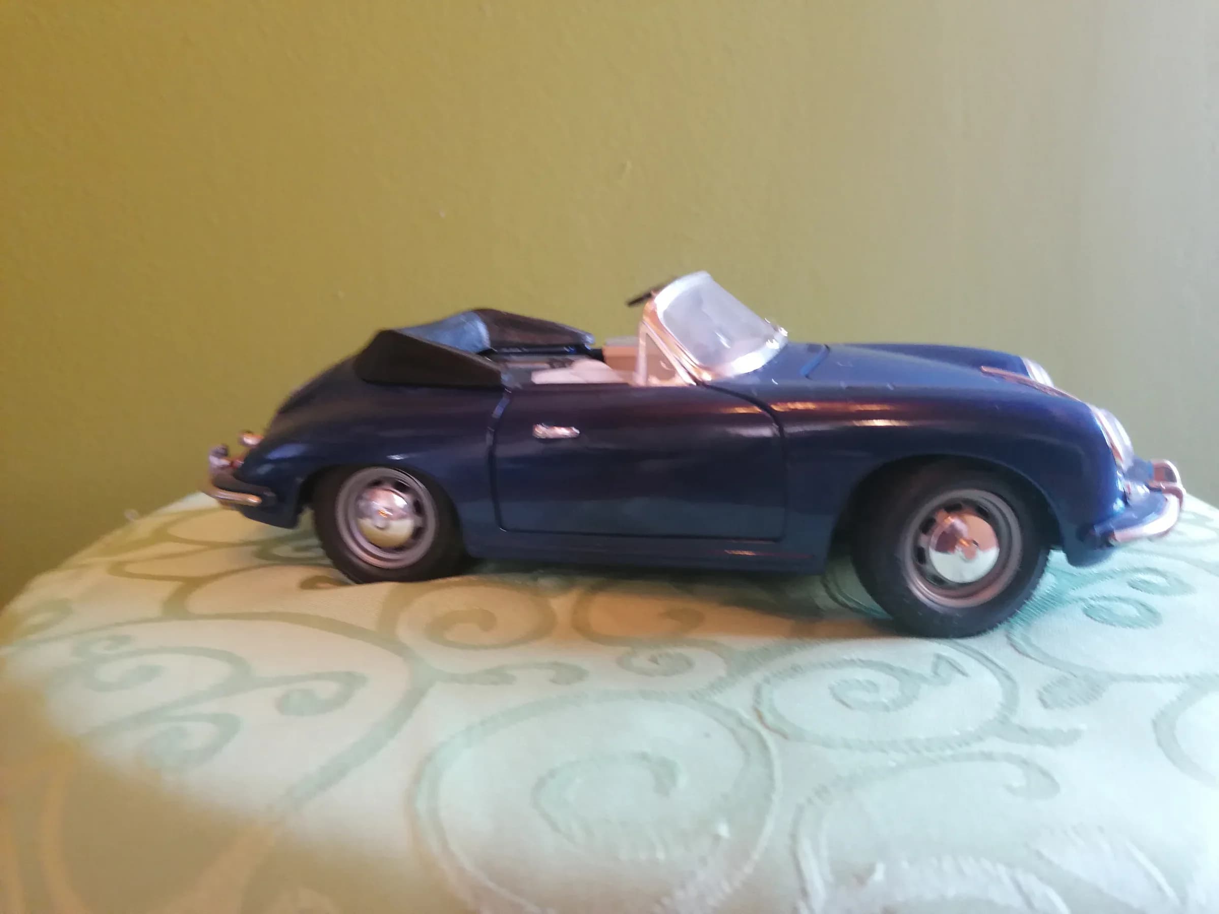 Porsche 356B- model 1961. godina - 1/18 - Burago 3