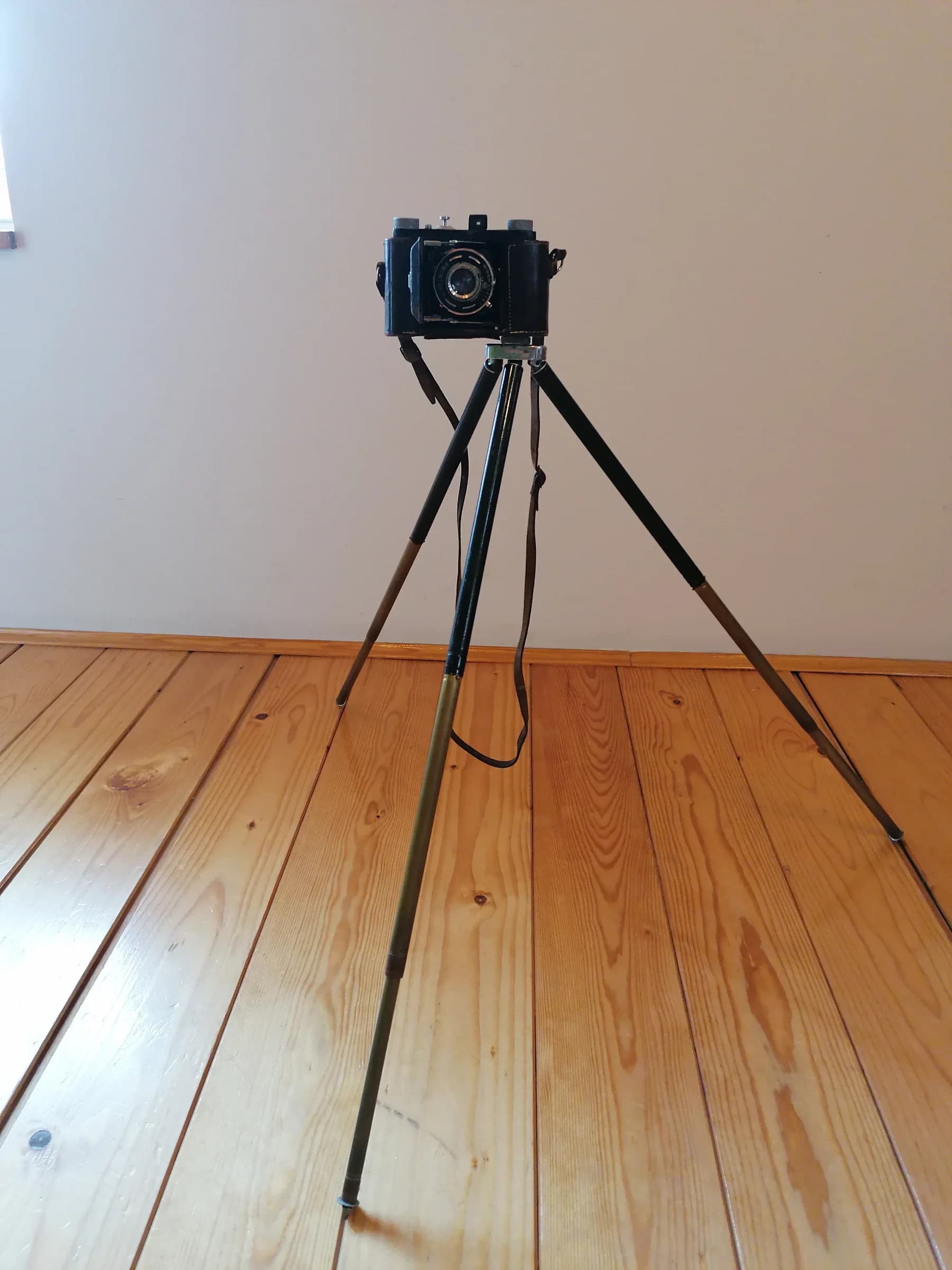 Starinski preklopni fotoaparat sa antik stativom 2