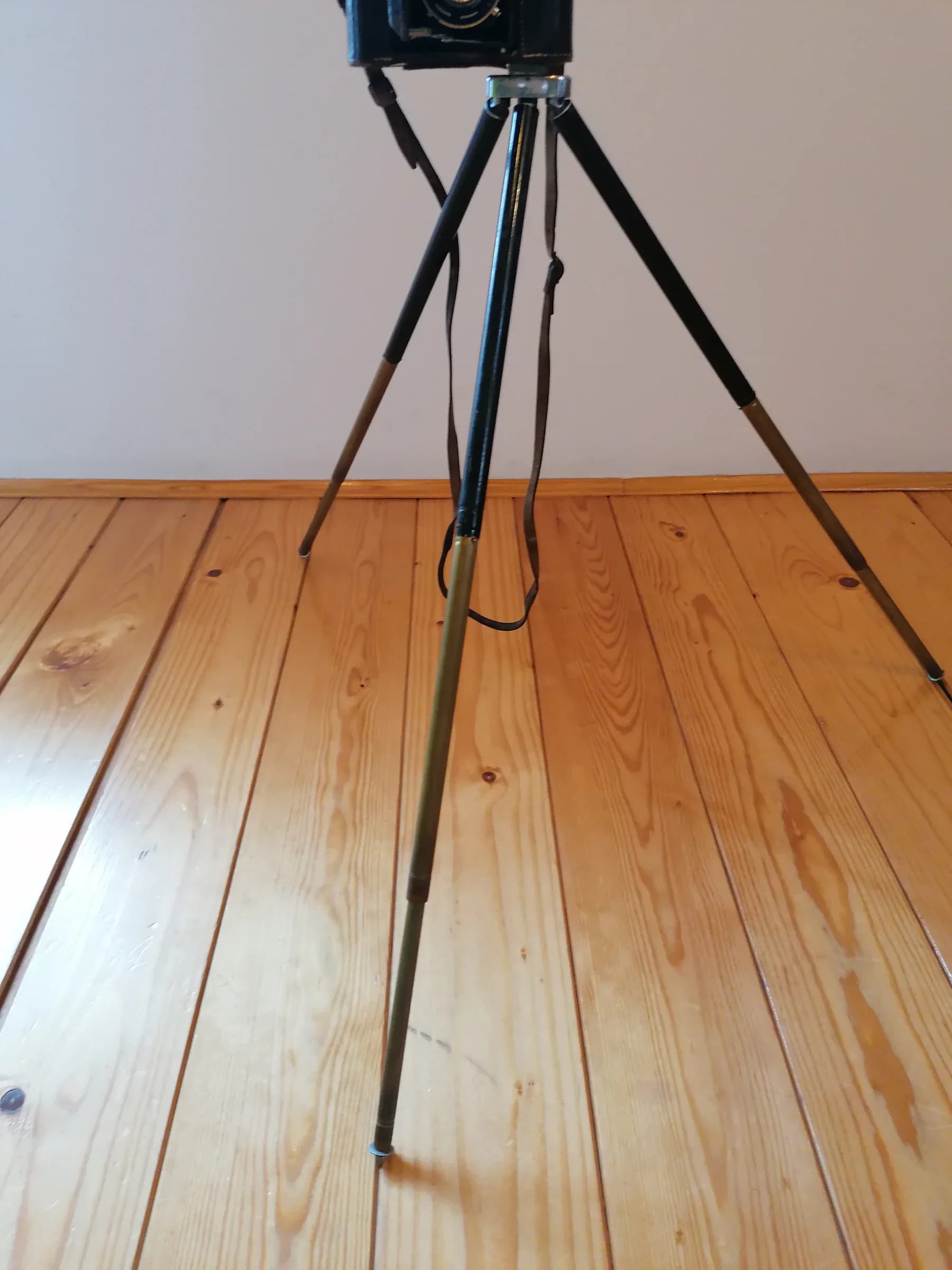 Starinski preklopni fotoaparat sa antik stativom 4