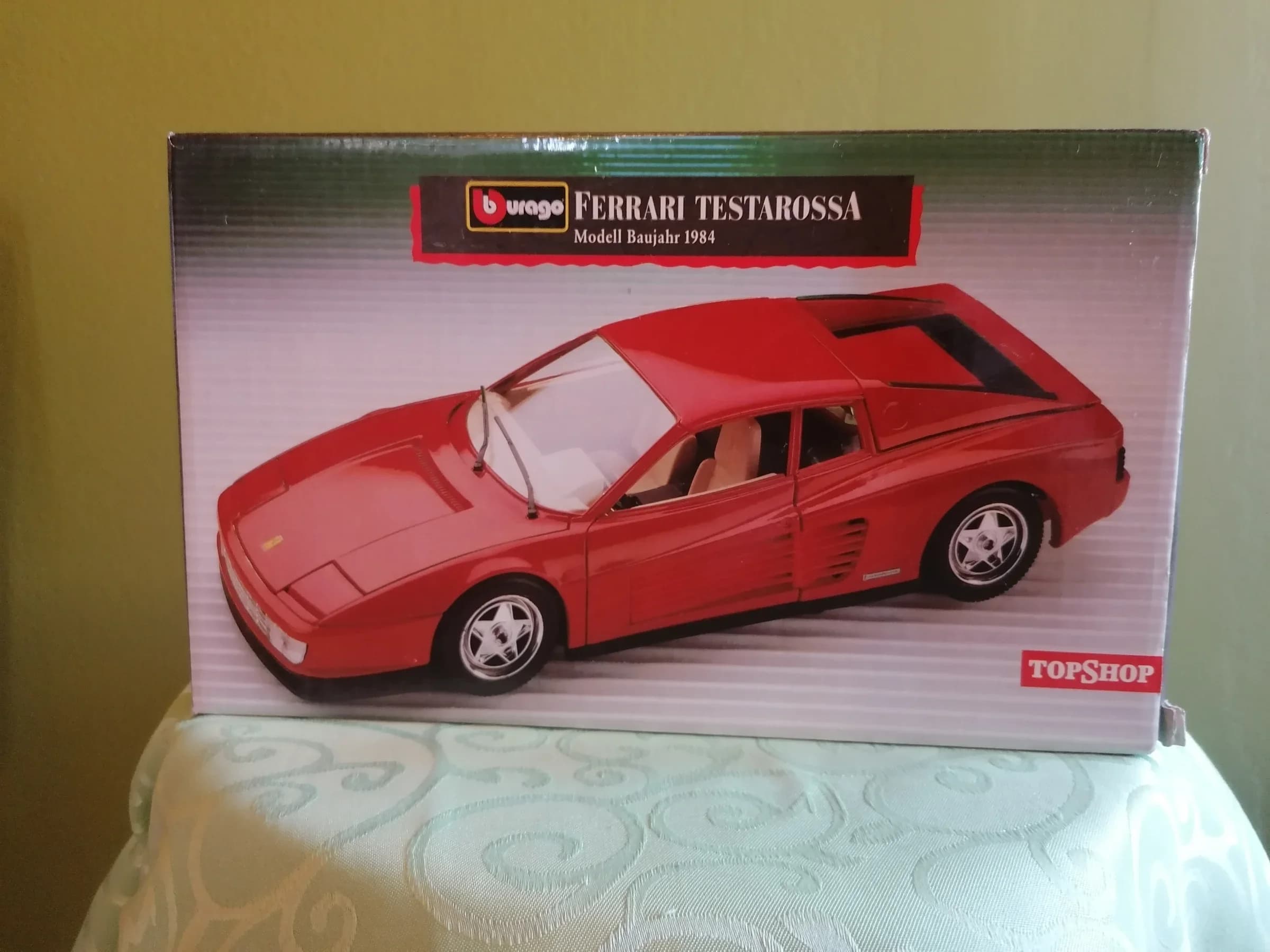 Ferrari Testarossa - model 1984. godine - 1/18 - Burago